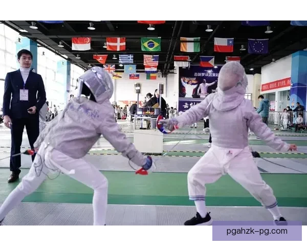 击剑杯赛：剑术风采谱新篇